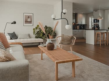 Bilde av en stue i et Älvsbyhus ferdig innredet med lyse farger